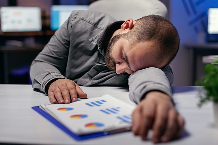 Rendimiento cognitivo: cómo afecta un mal descanso: exceso trabajo rendimiento cognitivo - HeelEspaña