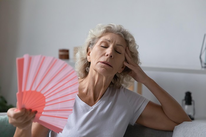 Cómo combatir los sofocos de la menopausia durante la noche: sintomas sofocos menopausia noche - HeelEspaña