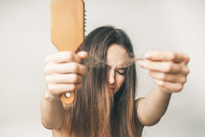 Estrategias de prevención y tratamiento de la caída del cabello en mujeres: el papel de los profesionales sanitarios: alopecia femenina causas - HeelEspaña