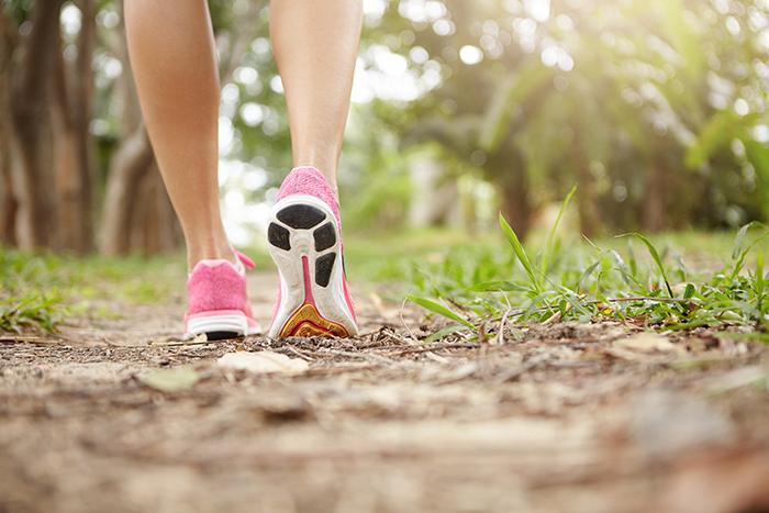 Importancia de la actividad física en el tratamiento de las piernas cansadas: caminar piernas cansadas - HeelEspaña